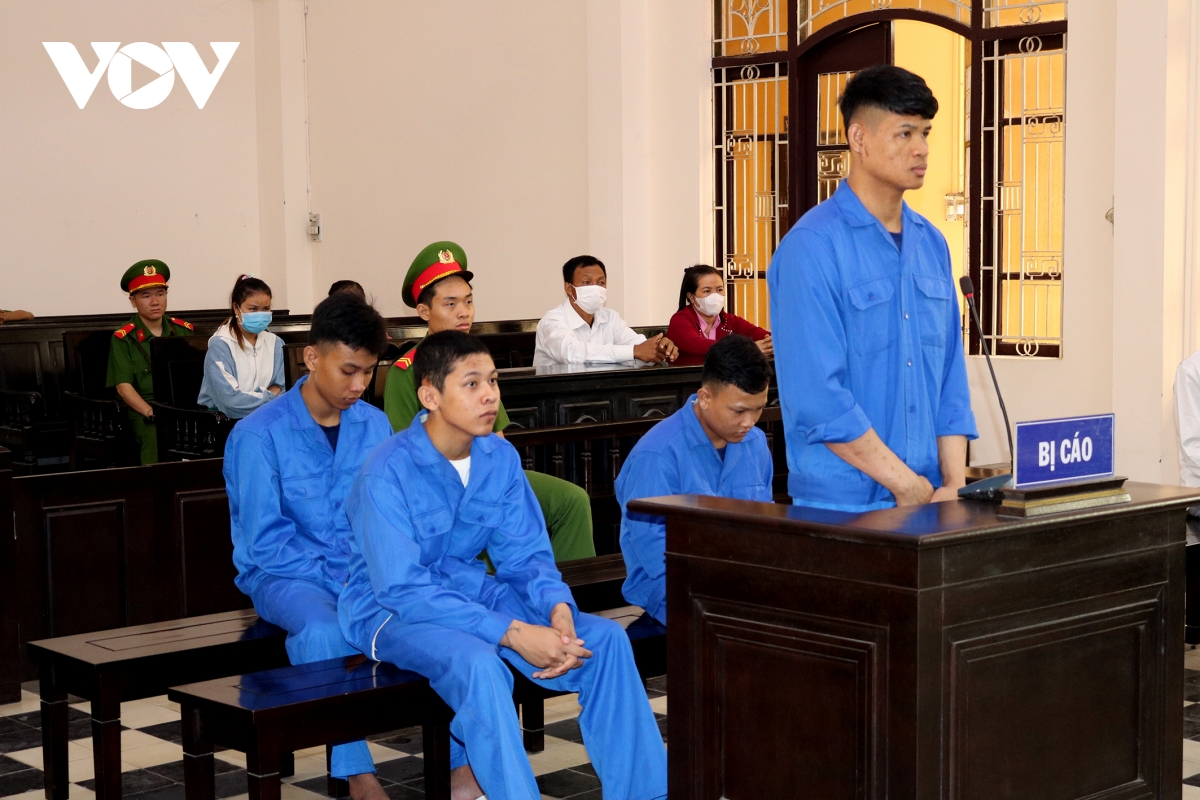 Chém người tại quán nhậu, 4 đối tượng lãnh án 20 năm tù